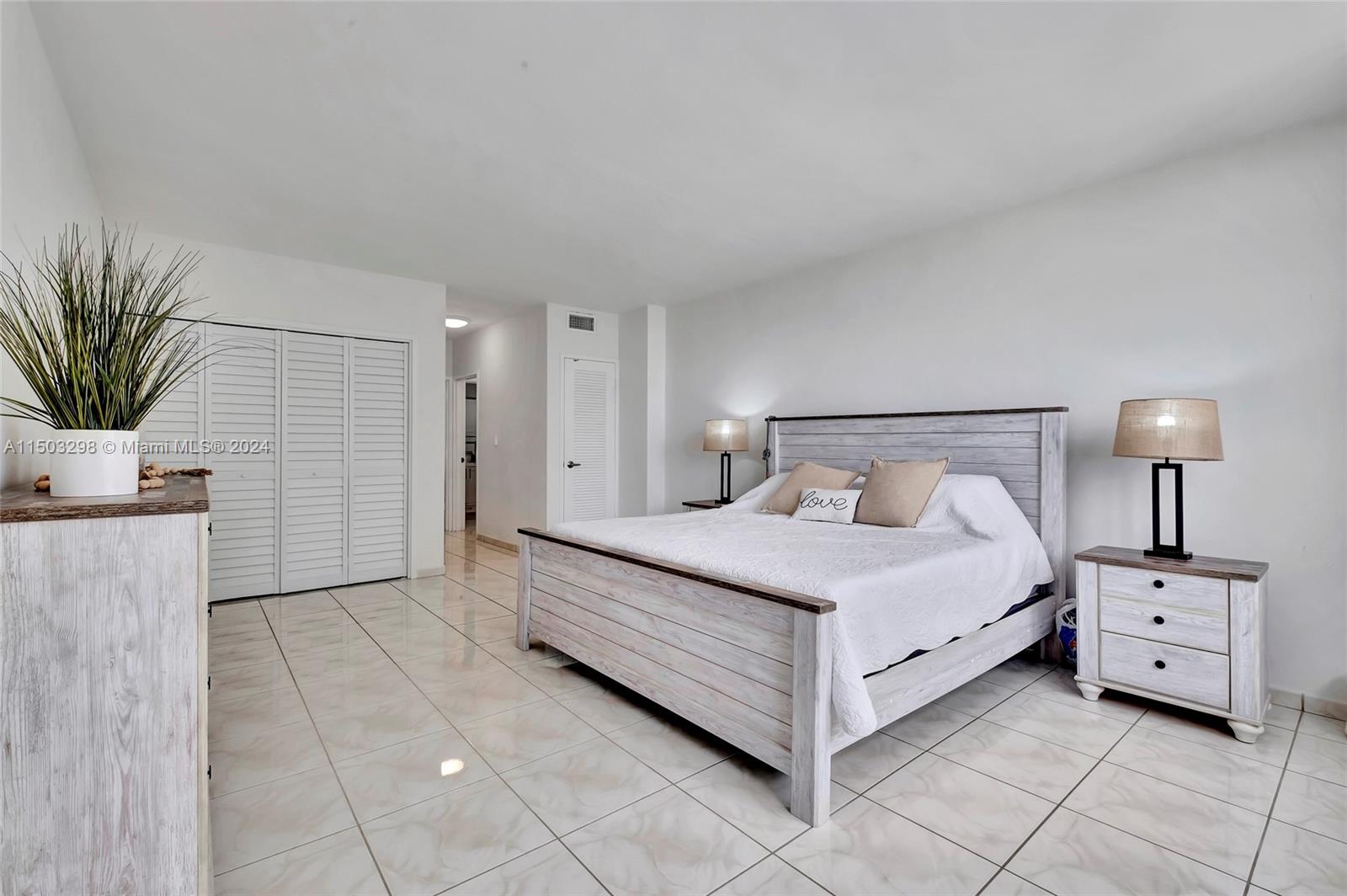 5825 Collins Ave 11E, Miami Beach, Florida 33140, 2 Bedrooms Bedrooms, ,2 BathroomsBathrooms,Residential,For Sale,5825 Collins Ave 11E,A11503298