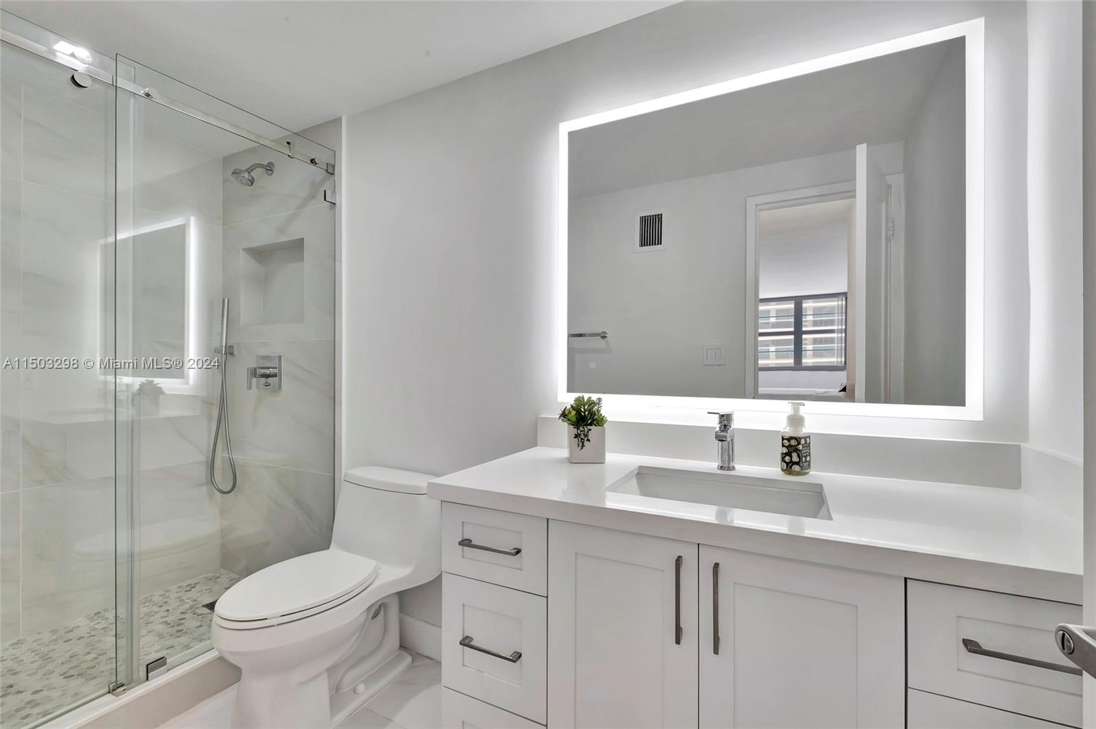 5825 Collins Ave 11E, Miami Beach, Florida 33140, 2 Bedrooms Bedrooms, ,2 BathroomsBathrooms,Residential,For Sale,5825 Collins Ave 11E,A11503298
