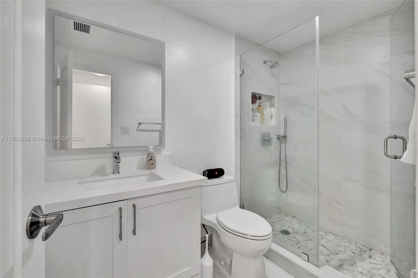 5825 Collins Ave 11E, Miami Beach, Florida 33140, 2 Bedrooms Bedrooms, ,2 BathroomsBathrooms,Residential,For Sale,5825 Collins Ave 11E,A11503298