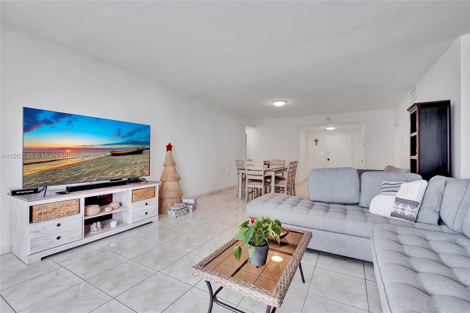 5825 Collins Ave 11E, Miami Beach, Florida 33140, 2 Bedrooms Bedrooms, ,2 BathroomsBathrooms,Residential,For Sale,5825 Collins Ave 11E,A11503298