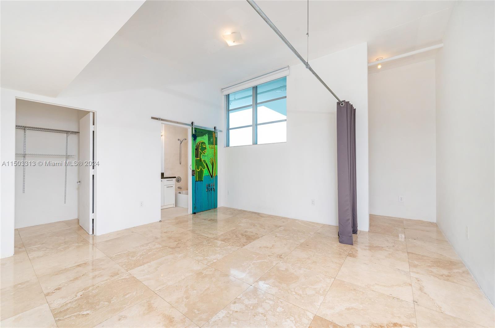 2nd Bedroom With En Suite Bathroom & Walk In Closet
