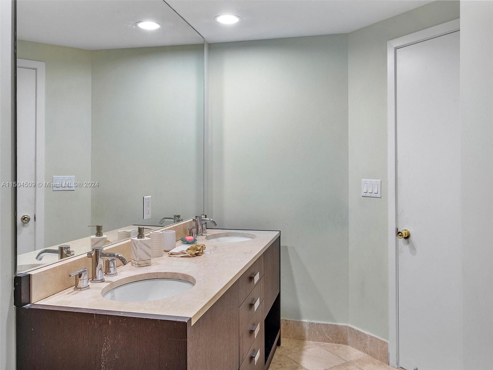 18201 Collins Ave 801A, Sunny Isles Beach, Florida 33160, 2 Bedrooms Bedrooms, ,2 BathroomsBathrooms,Residential,For Sale,18201 Collins Ave 801A,A11504509