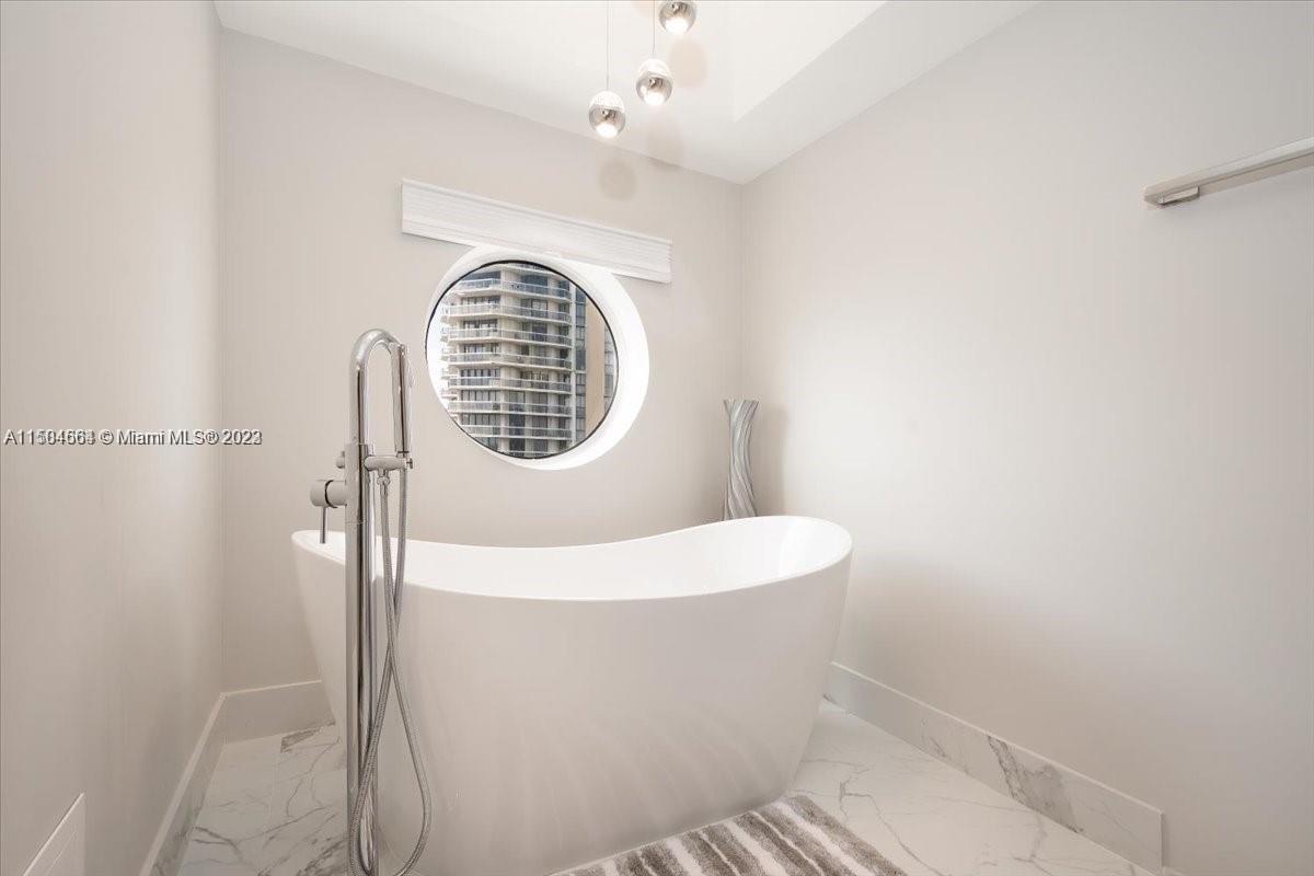 Master - Roman Tub