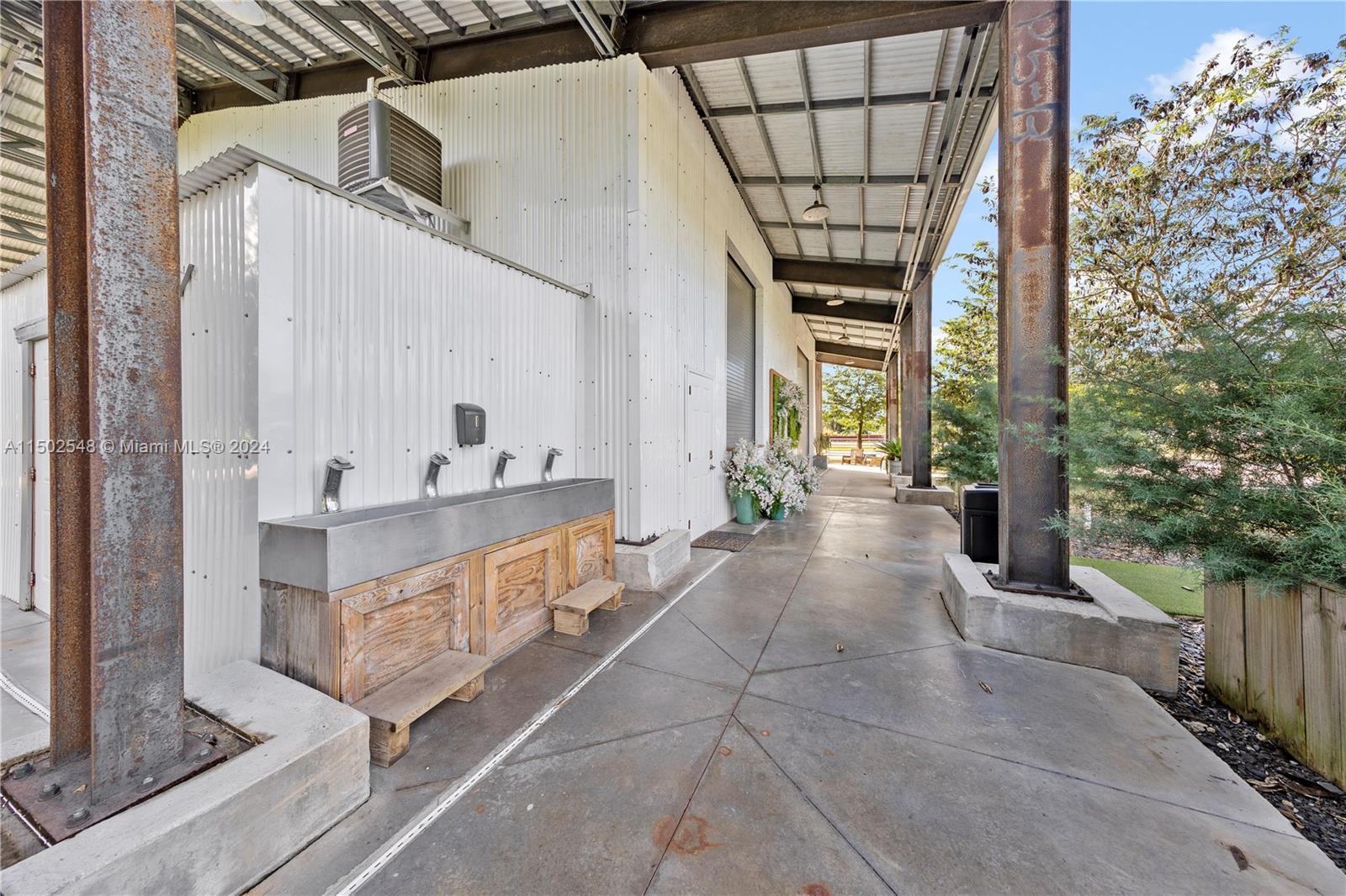 WASH STATIONS WITH COVERED BREEZEWAYS THAT WRAP FARMERS MARKET...COMMON DINING, MUSIC AND SHOPS.