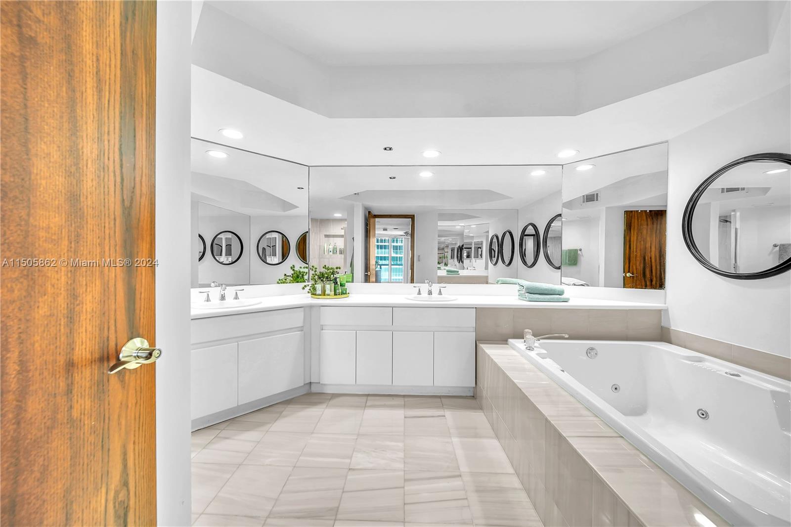 Half Bath (entry apartment)