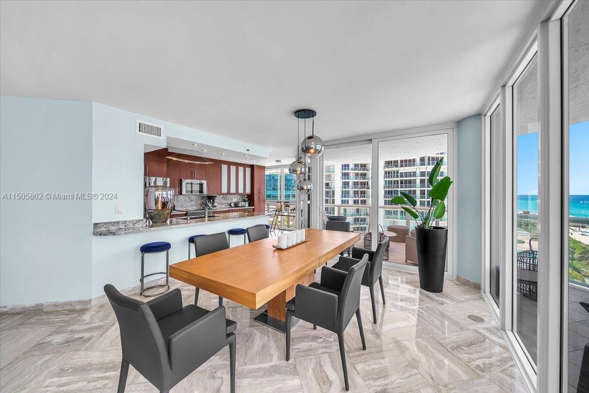 2nd Bedroom
 (Option of 2 twins, or 1 King bed)