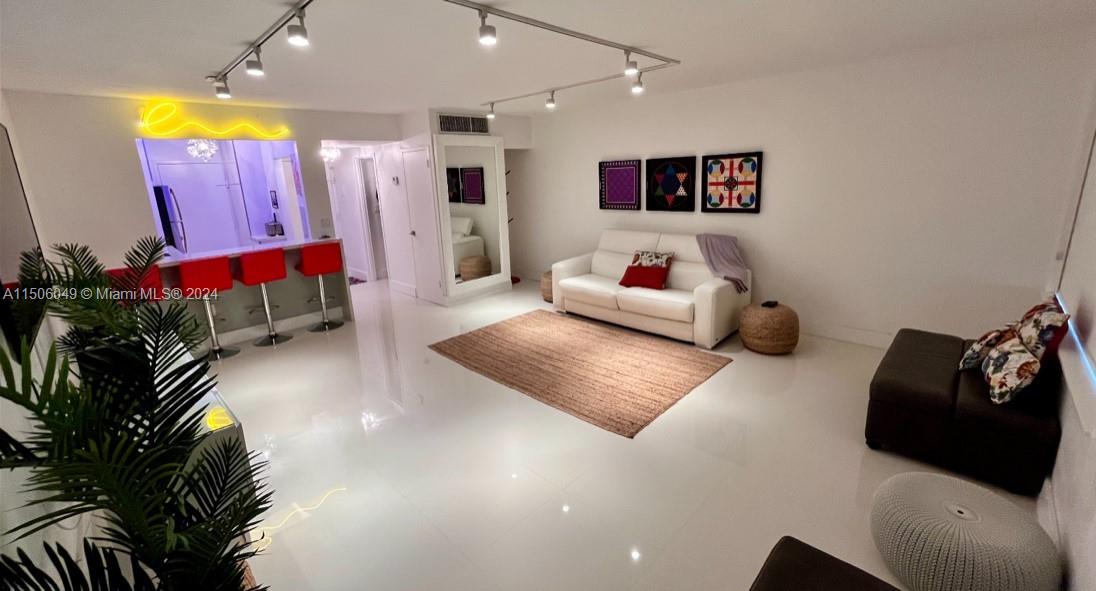 2899 Collins Ave 904, Miami Beach, Florida 33140, ,1 BathroomBathrooms,Residential,For Sale,2899 Collins Ave 904,A11506049