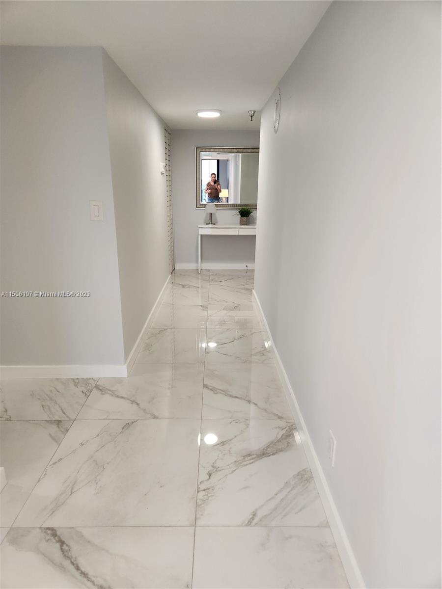 Apt entrance dorridor