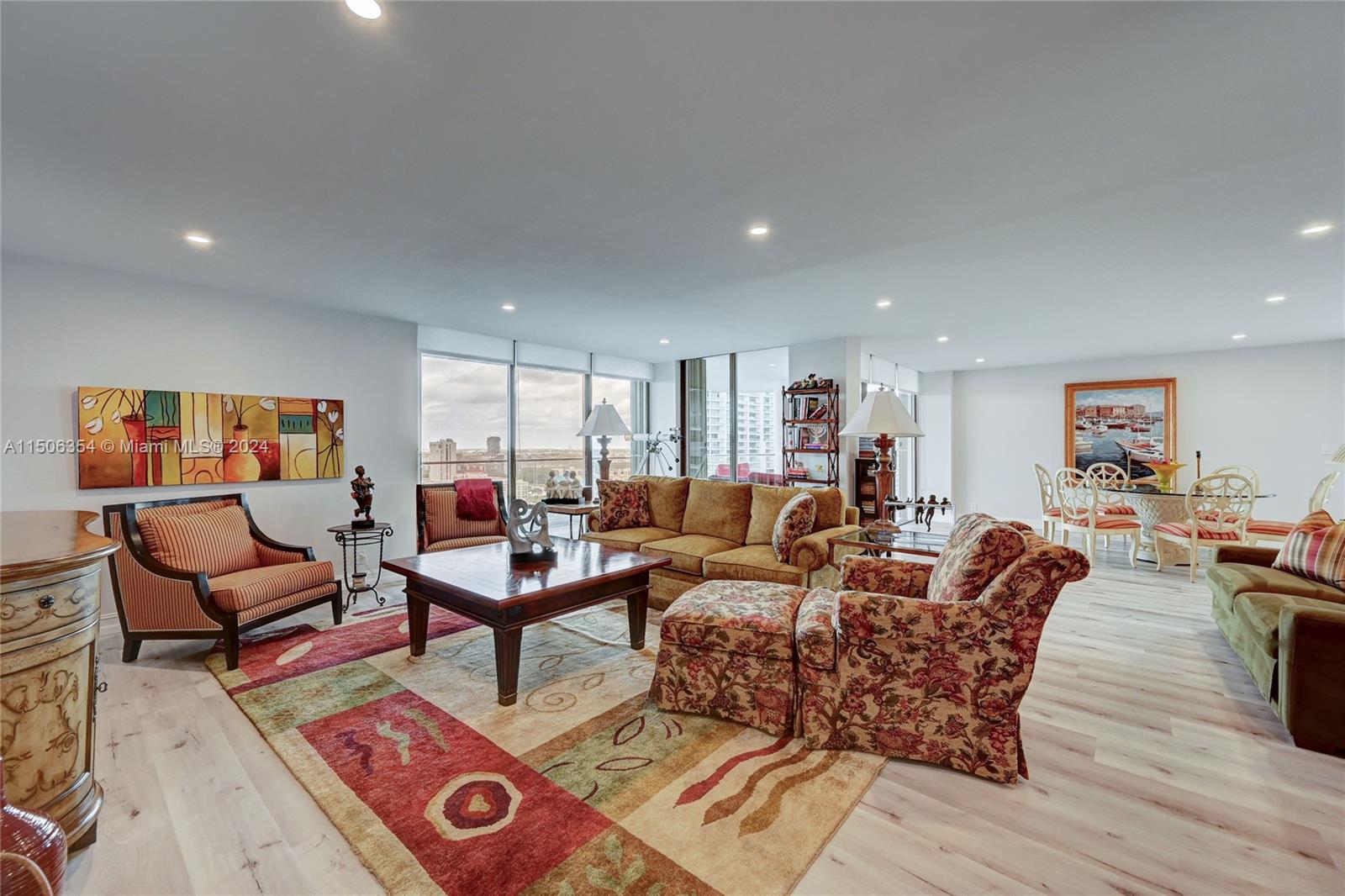 LIVING ROOM WITH MAJESTIC VIEWS OF TURNBERRY GOLF , MARINA AND THE BAY