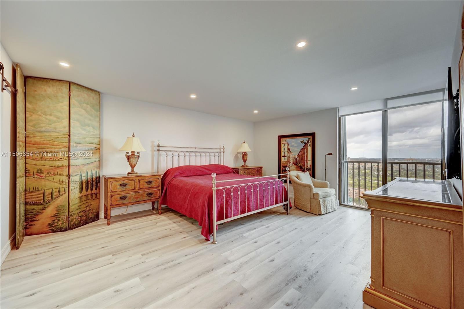 OVER SIZE MASTER BEDROOM