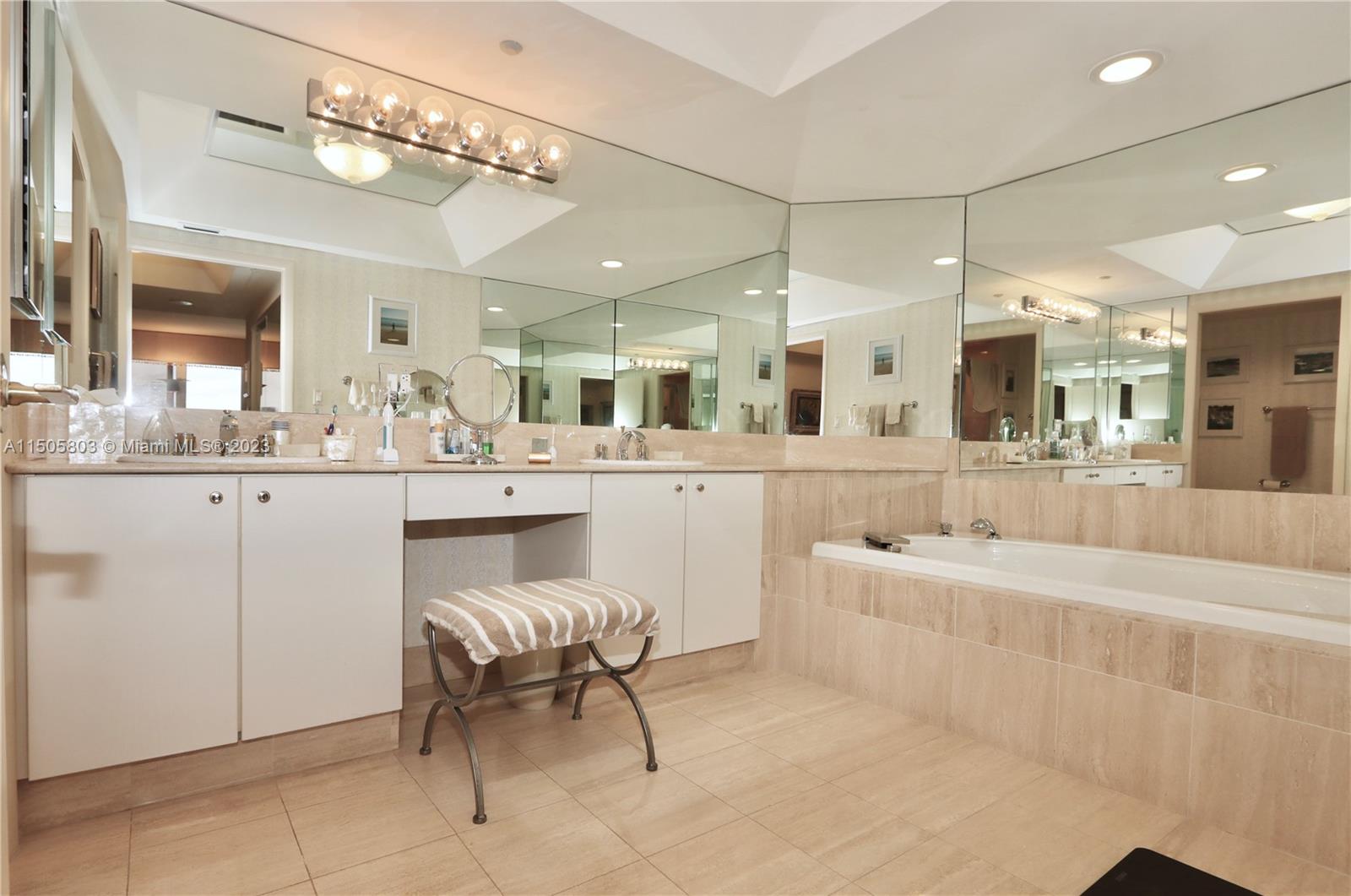 7000 Island Blvd, Aventura, FL, 33160 United States, 2 Bedrooms Bedrooms, ,2 BathroomsBathrooms,Residential,For Sale,Island Blvd,A11505803