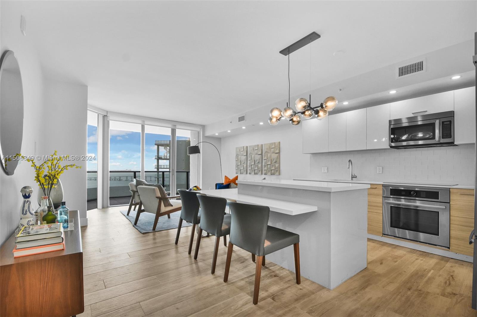 1300 Brickell Bay Dr 2509, Miami, Florida 33131, 2 Bedrooms Bedrooms, ,2 BathroomsBathrooms,Residentiallease,For Rent,1300 Brickell Bay Dr 2509,A11506849