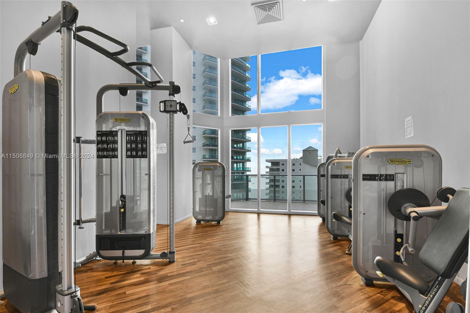 1300 Brickell Bay Dr 2509, Miami, Florida 33131, 2 Bedrooms Bedrooms, ,2 BathroomsBathrooms,Residentiallease,For Rent,1300 Brickell Bay Dr 2509,A11506849