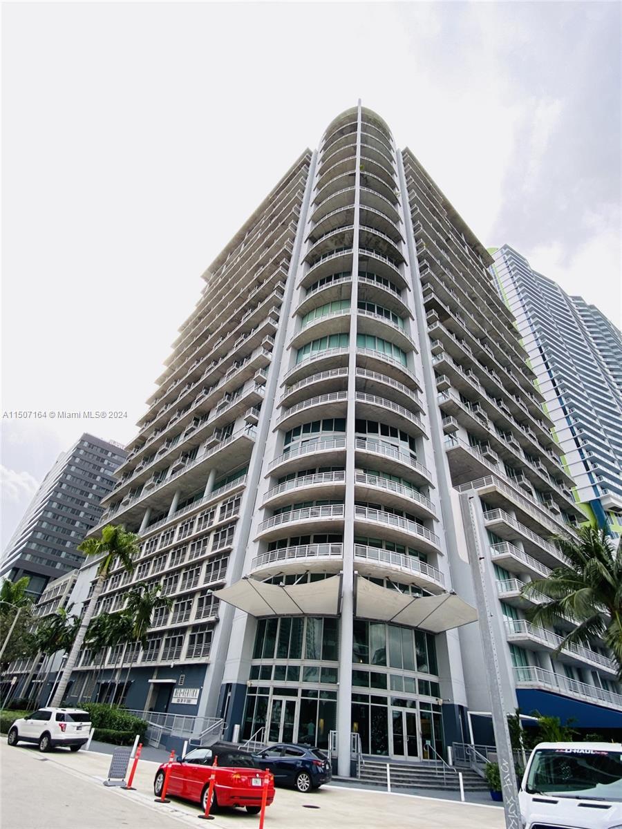 Loft style condominium offering 2 levels of views only Miami can offer. Open floor plan living, dining and kitchen area with an open concept master bedroom and bath upstairs. Easy walking distance to all the dining, nightlife and shops Brickell has to offer. Enjoy fresh air walking, biking and exercising on the Underline (starts at your front door!) Building amenities include pool, jacuzzi and gym.