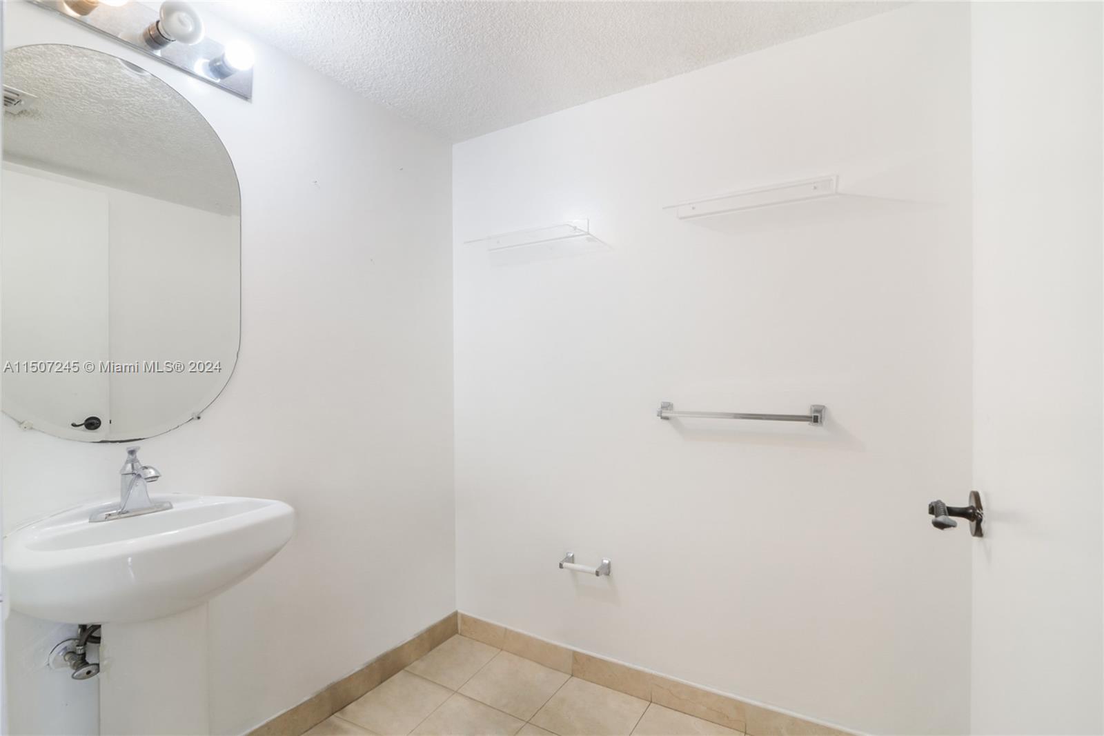 8855 Collins Ave 6E, Surfside, Florida 33154, 1 Bedroom Bedrooms, ,1 BathroomBathrooms,Residential,For Sale,8855 Collins Ave 6E,A11507245