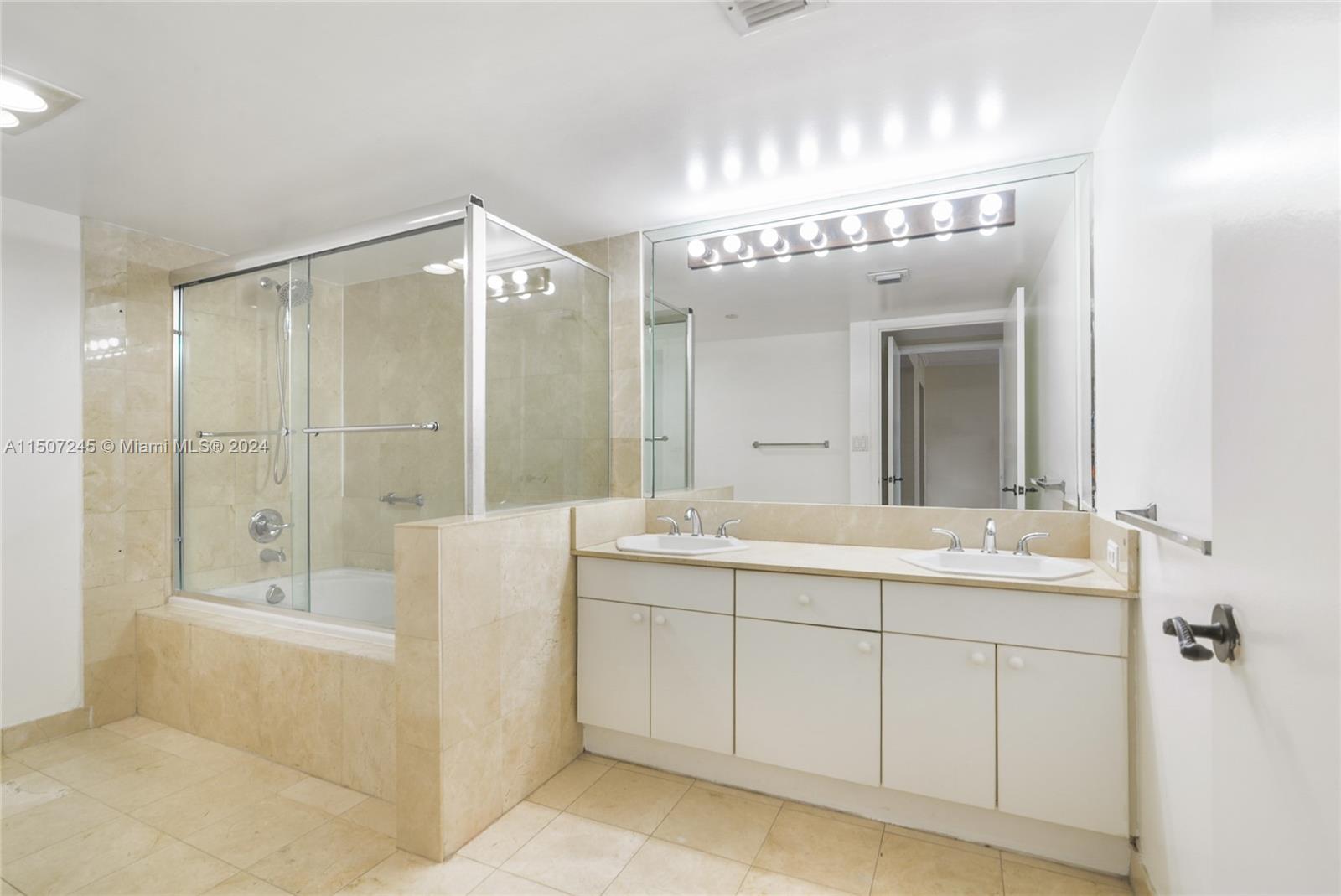 8855 Collins Ave 6E, Surfside, Florida 33154, 1 Bedroom Bedrooms, ,1 BathroomBathrooms,Residential,For Sale,8855 Collins Ave 6E,A11507245