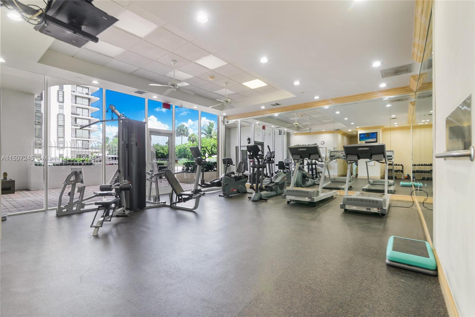 8855 Collins Ave 6E, Surfside, Florida 33154, 1 Bedroom Bedrooms, ,1 BathroomBathrooms,Residential,For Sale,8855 Collins Ave 6E,A11507245