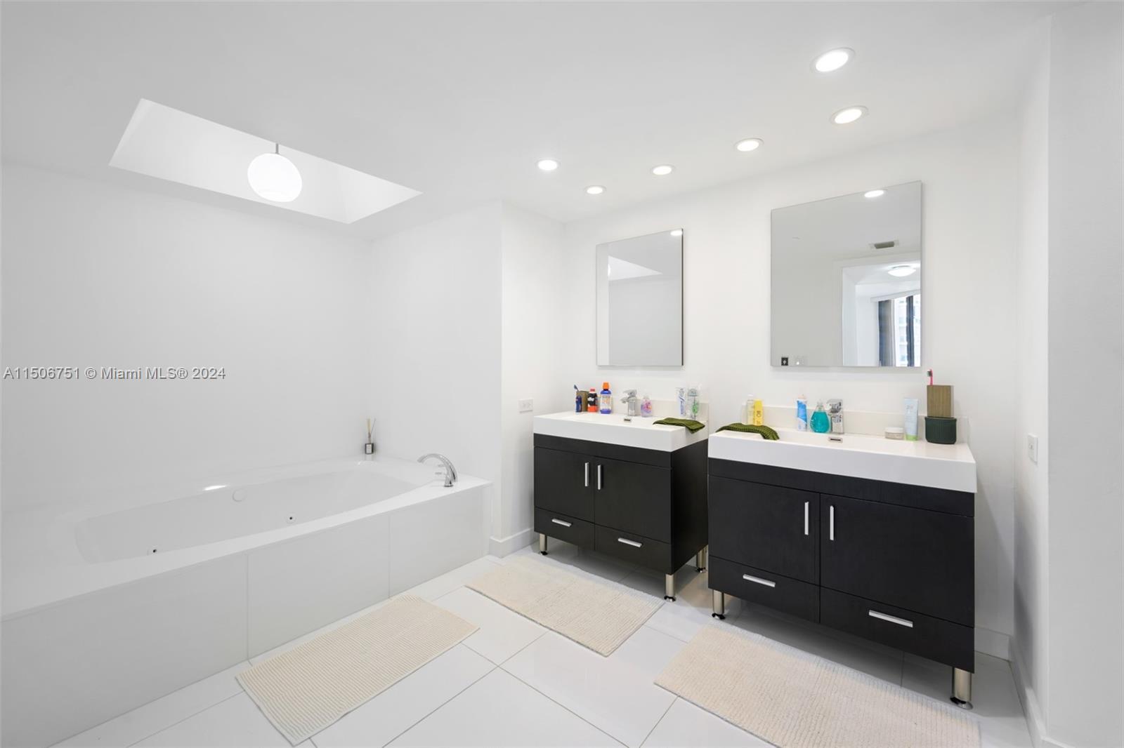 20191 Country Club Dr, Aventura, FL, 33180 United States, 2 Bedrooms Bedrooms, ,2 BathroomsBathrooms,Residential,For Sale,Country Club Dr,A11506751
