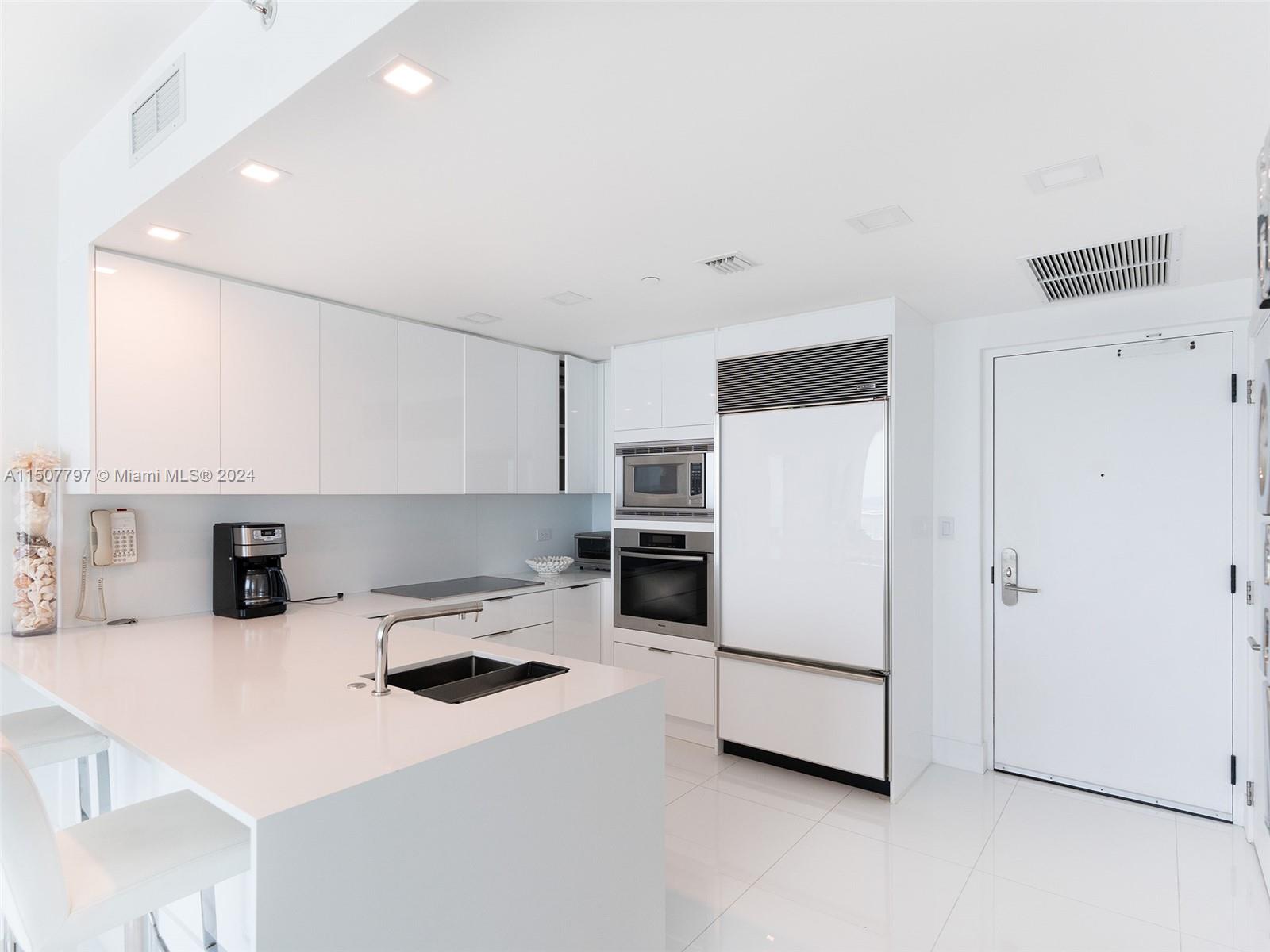 6799 Collins Ave 704, Miami Beach, Florida 33141, 2 Bedrooms Bedrooms, ,2 BathroomsBathrooms,Residentiallease,For Rent,6799 Collins Ave 704,A11507797