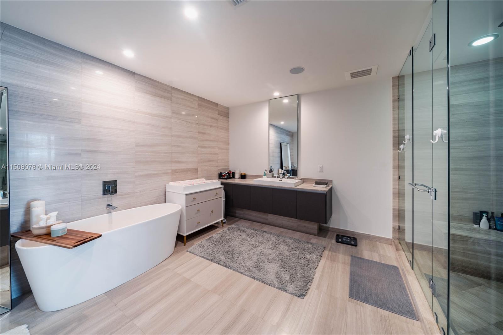 3250 NE 188th St 606, Aventura, Florida 33180, 4 Bedrooms Bedrooms, ,5 BathroomsBathrooms,Residential,For Sale,3250 NE 188th St 606,A11508078