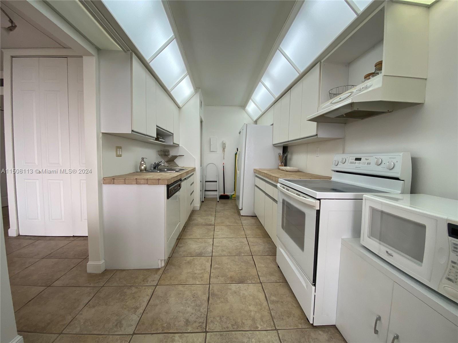 19707 Turnberry Way 14C, Aventura, Florida 33180, 1 Bedroom Bedrooms, ,1 BathroomBathrooms,Residentiallease,For Rent,19707 Turnberry Way 14C,A11508113