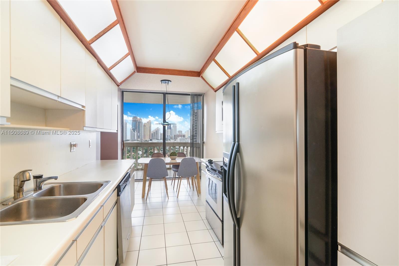 Large Balcony unit 19F with amazing views