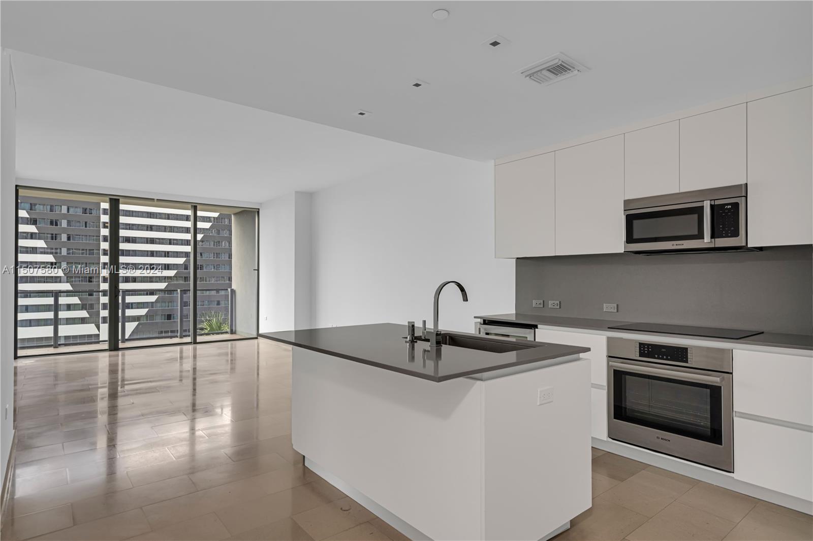 88 SW 7th St 806, Miami, Florida 33130, 3 Bedrooms Bedrooms, ,3 BathroomsBathrooms,Residentiallease,For Rent,88 SW 7th St 806,A11507580