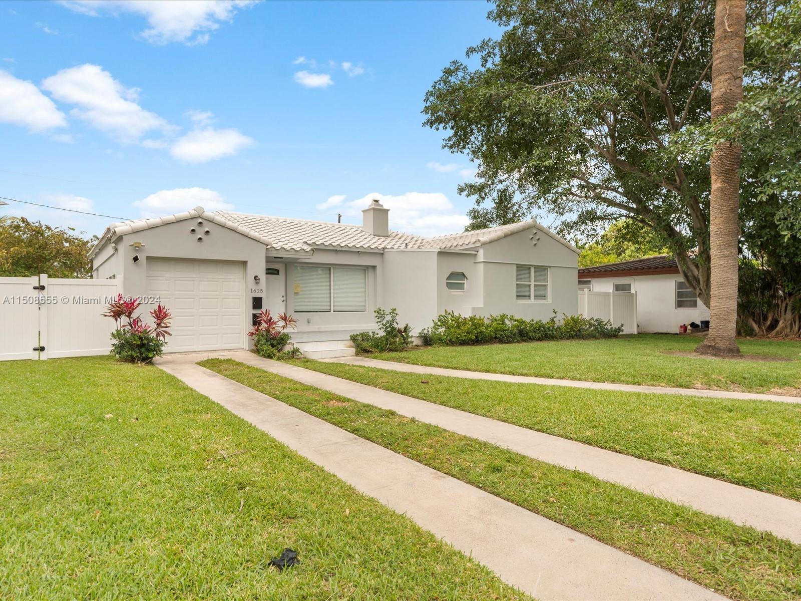 1625 Hollywood Blvd, Hollywood, Florida 33020, 5 Bedrooms Bedrooms, ,3 BathroomsBathrooms,Residential,For Sale,1625 Hollywood Blvd,A11508555
