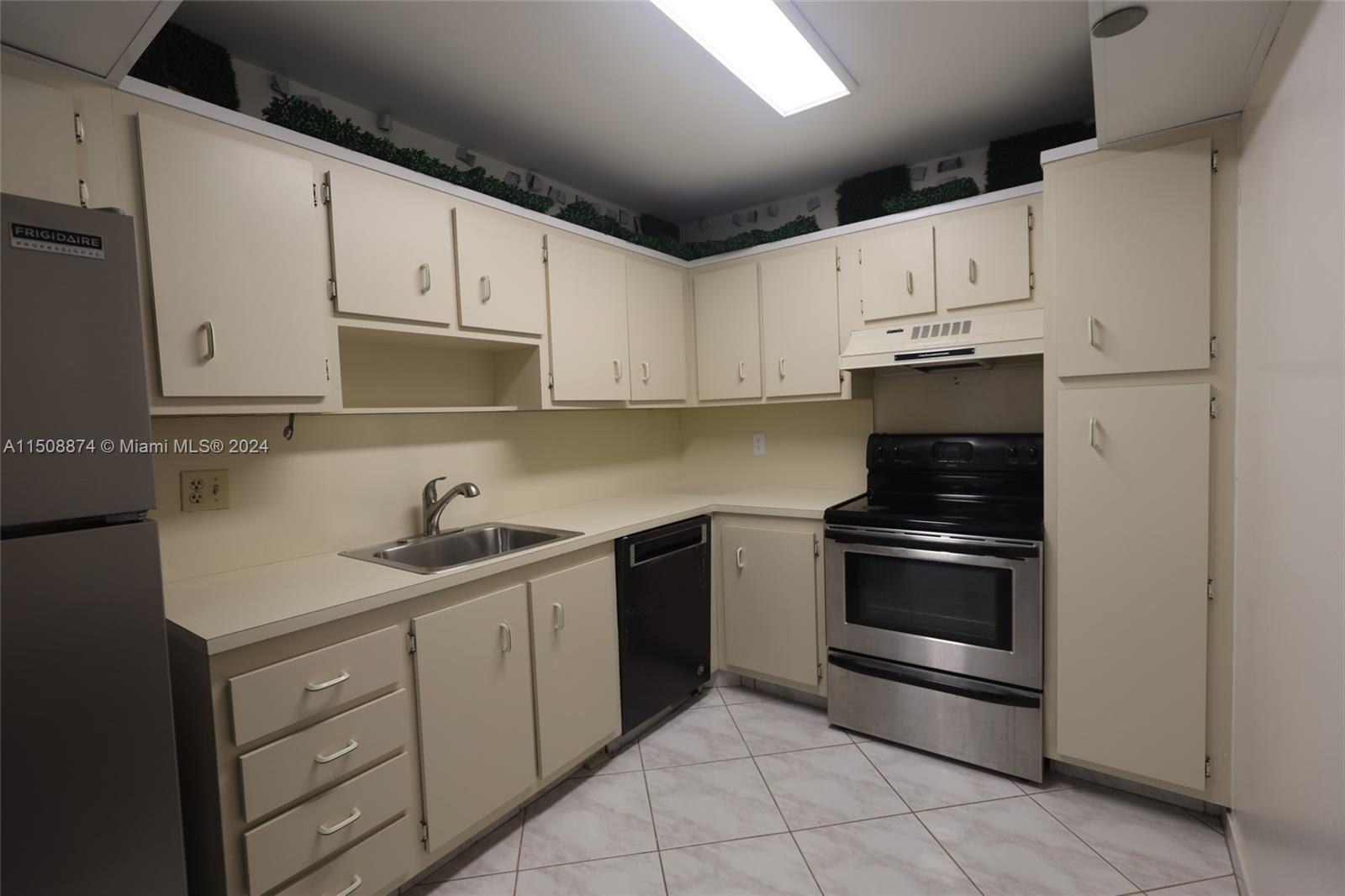 1000 Saint Charles Pl 715, Pembroke Pines, Florida 33026, 2 Bedrooms Bedrooms, ,2 BathroomsBathrooms,Residential,For Sale,1000 Saint Charles Pl 715,A11508874
