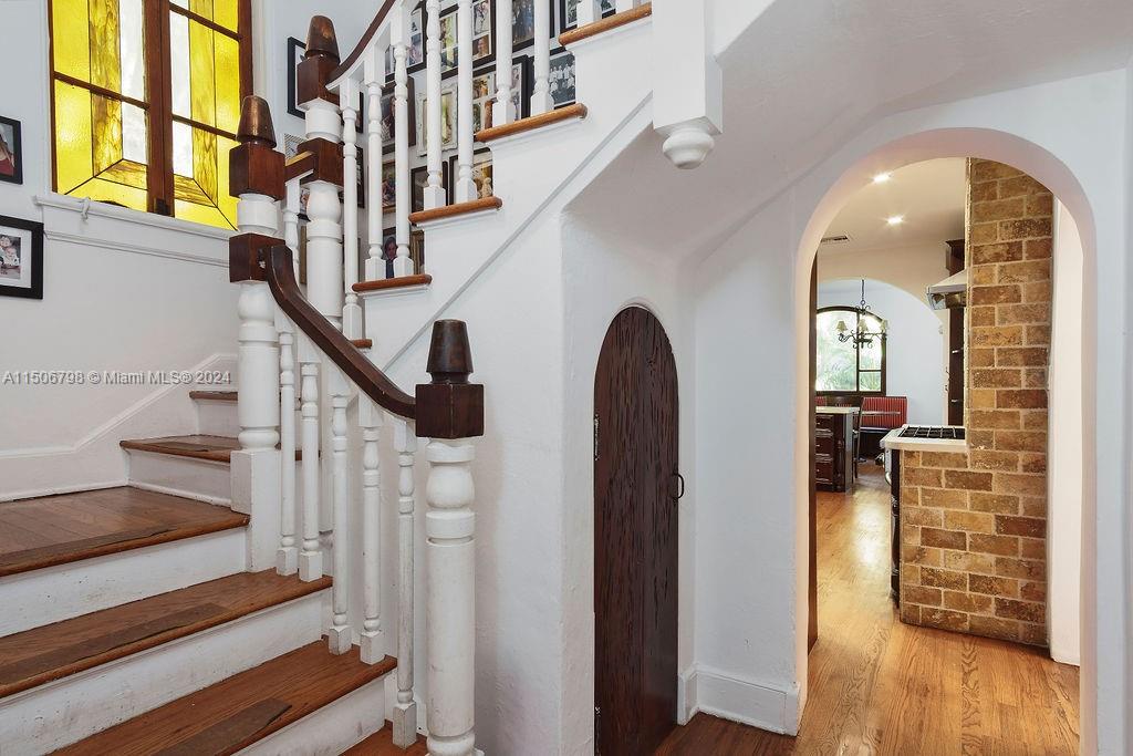 STAIR CASE TO 2ND STORY