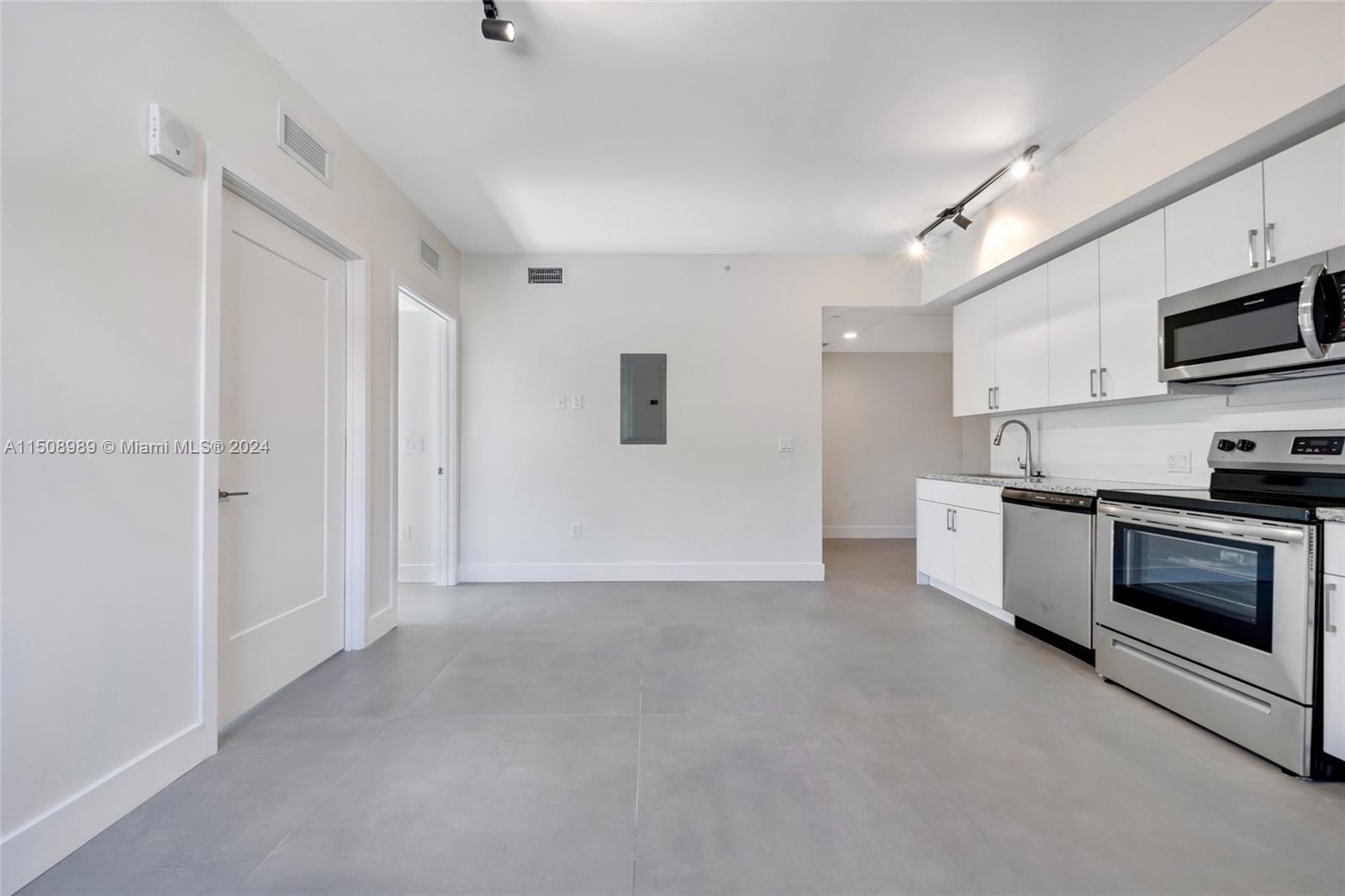 1536 NW 15th Ave 106, Miami, Florida 33125, 2 Bedrooms Bedrooms, ,1 BathroomBathrooms,Residentiallease,For Rent,1536 NW 15th Ave 106,A11508989