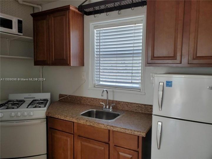 309 Crocus Ter 10, Hollywood, Florida 33019, ,1 BathroomBathrooms,Residential,For Sale,309 Crocus Ter 10,A11509098