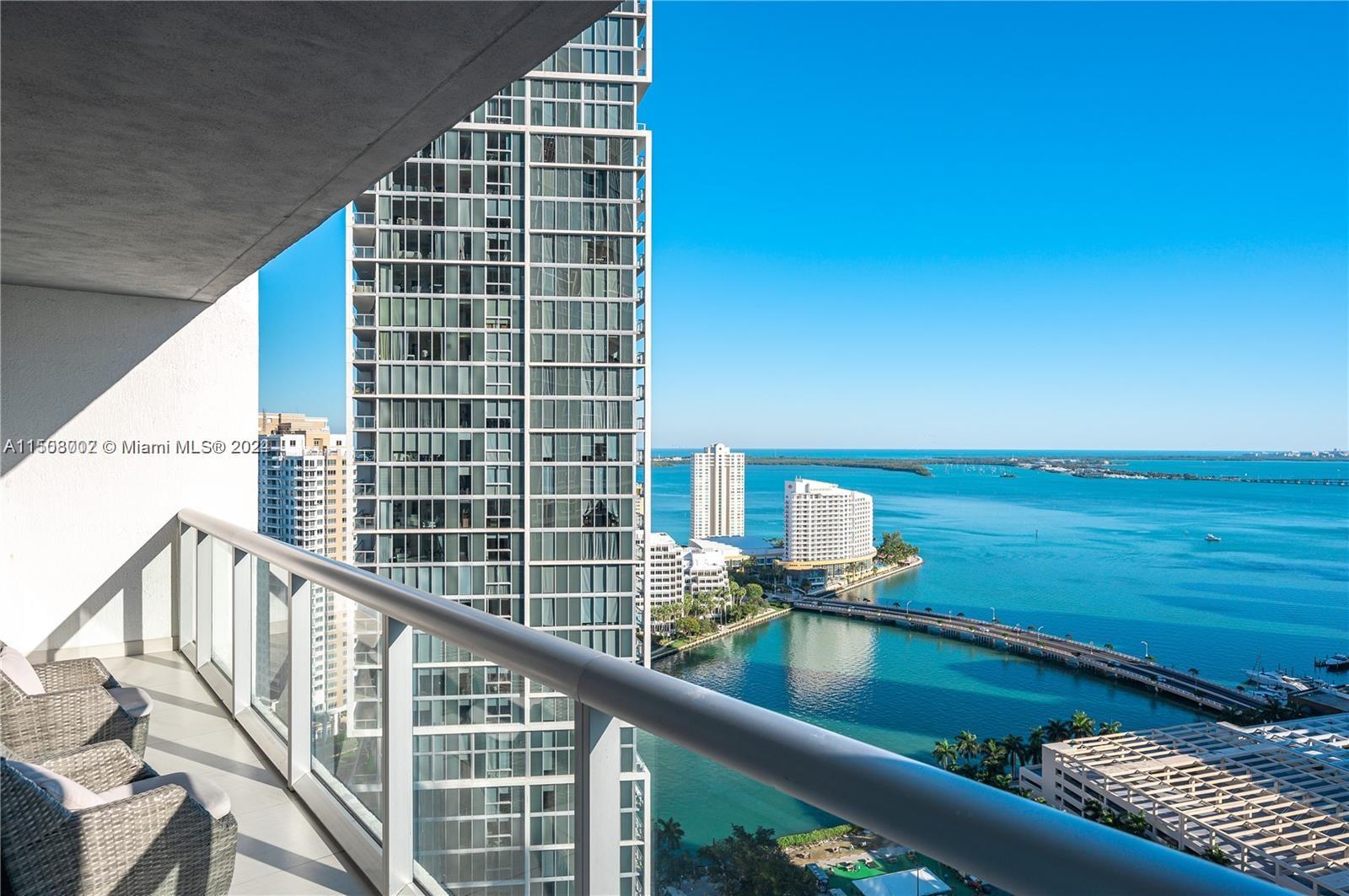 Located on the 31st floor, boasting exceptional City & Water Views from the perfectly situated 09 Line. Discover your newest investment property/vacation unit, in the heart of Brickell. State of the art Amenities, such as the Spa, Olympic sized Pool, Gym, and Fine Dining.