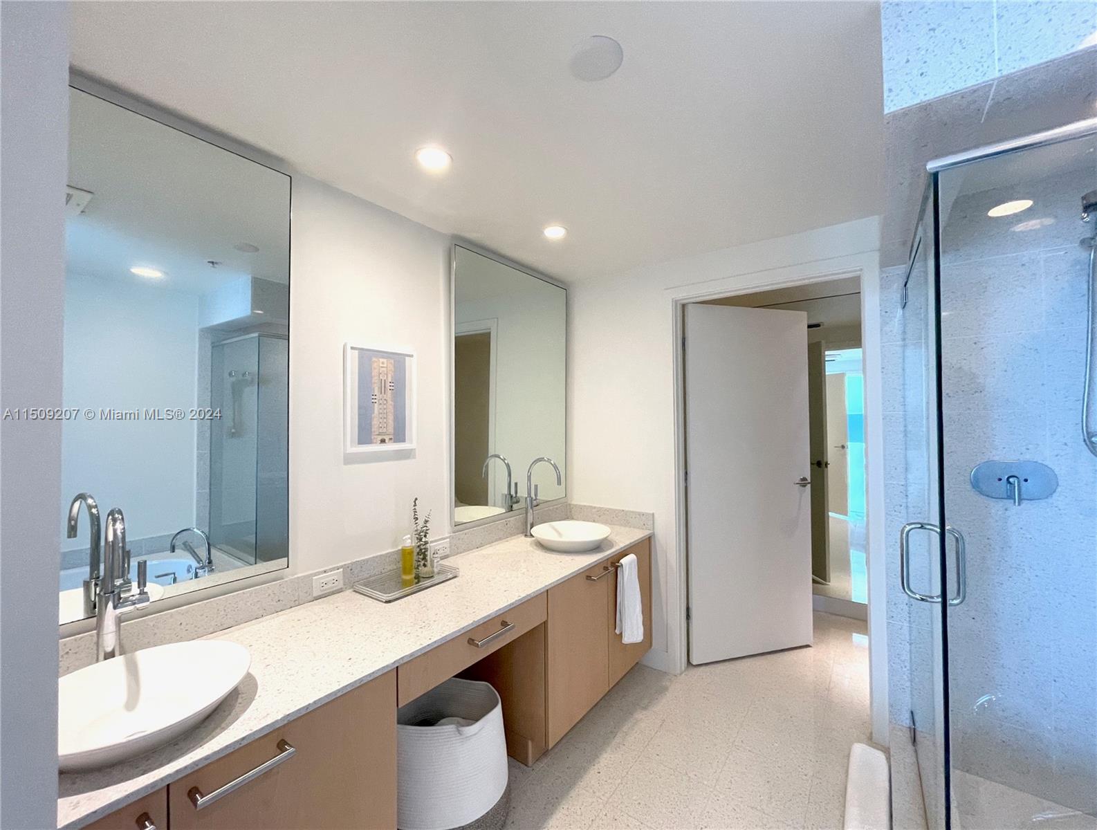 3801 Collins Ave 1004, Miami Beach, Florida 33140, 2 Bedrooms Bedrooms, ,2 BathroomsBathrooms,Residentiallease,For Rent,3801 Collins Ave 1004,A11509207