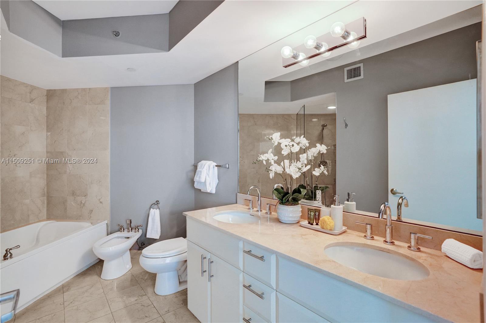 6365 Collins Ave 2007, Miami Beach, Florida 33141, 2 Bedrooms Bedrooms, ,2 BathroomsBathrooms,Residentiallease,For Rent,6365 Collins Ave 2007,A11509251