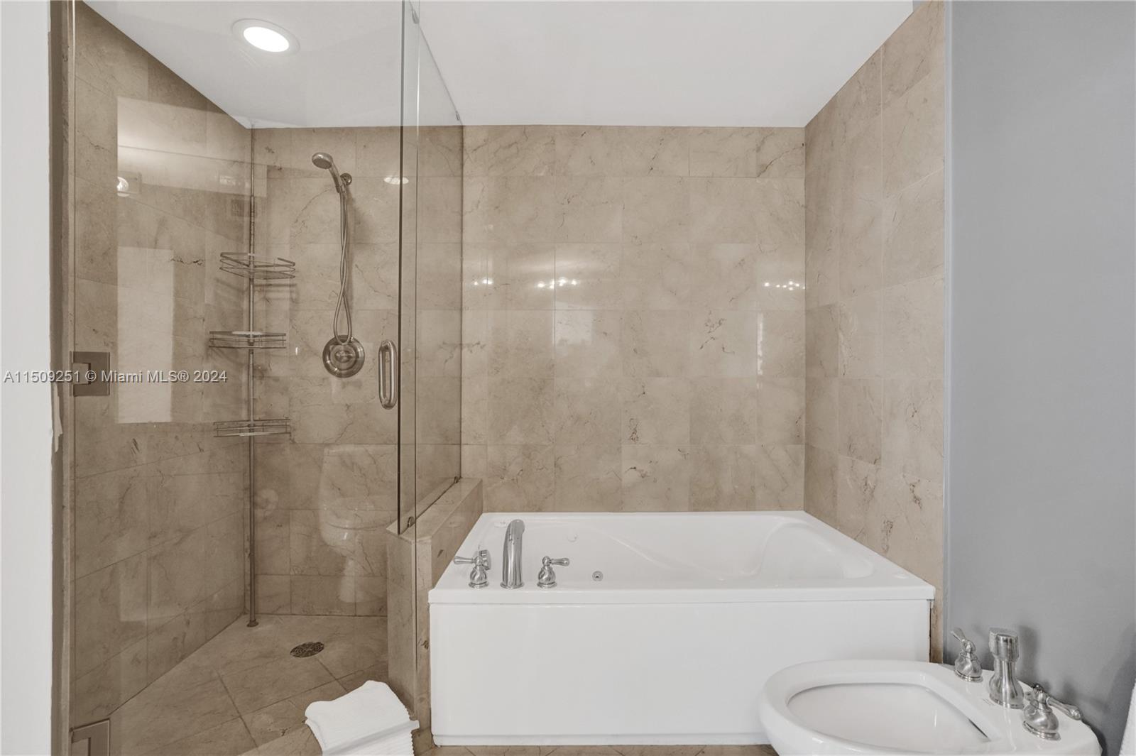 6365 Collins Ave 2007, Miami Beach, Florida 33141, 2 Bedrooms Bedrooms, ,2 BathroomsBathrooms,Residentiallease,For Rent,6365 Collins Ave 2007,A11509251