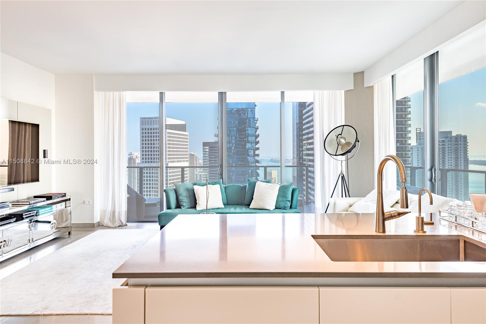 88 SW 7th St 3301, Miami, Florida 33130, 2 Bedrooms Bedrooms, ,2 BathroomsBathrooms,Residentiallease,For Rent,88 SW 7th St 3301,A11508842