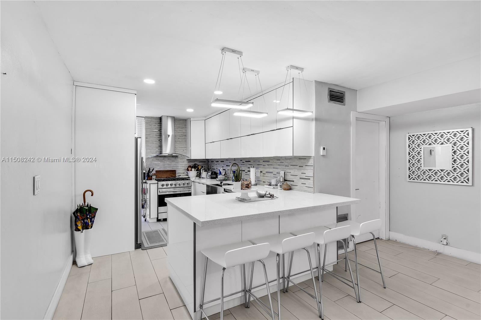 Breakfast counter/kitchen