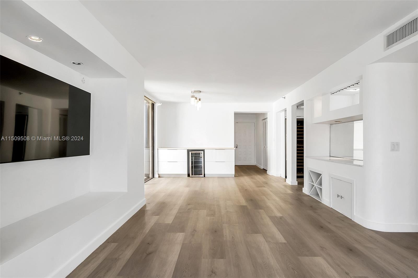 6061 Collins Ave 7A, Miami Beach, Florida 33140, 2 Bedrooms Bedrooms, ,2 BathroomsBathrooms,Residential,For Sale,6061 Collins Ave 7A,A11509508