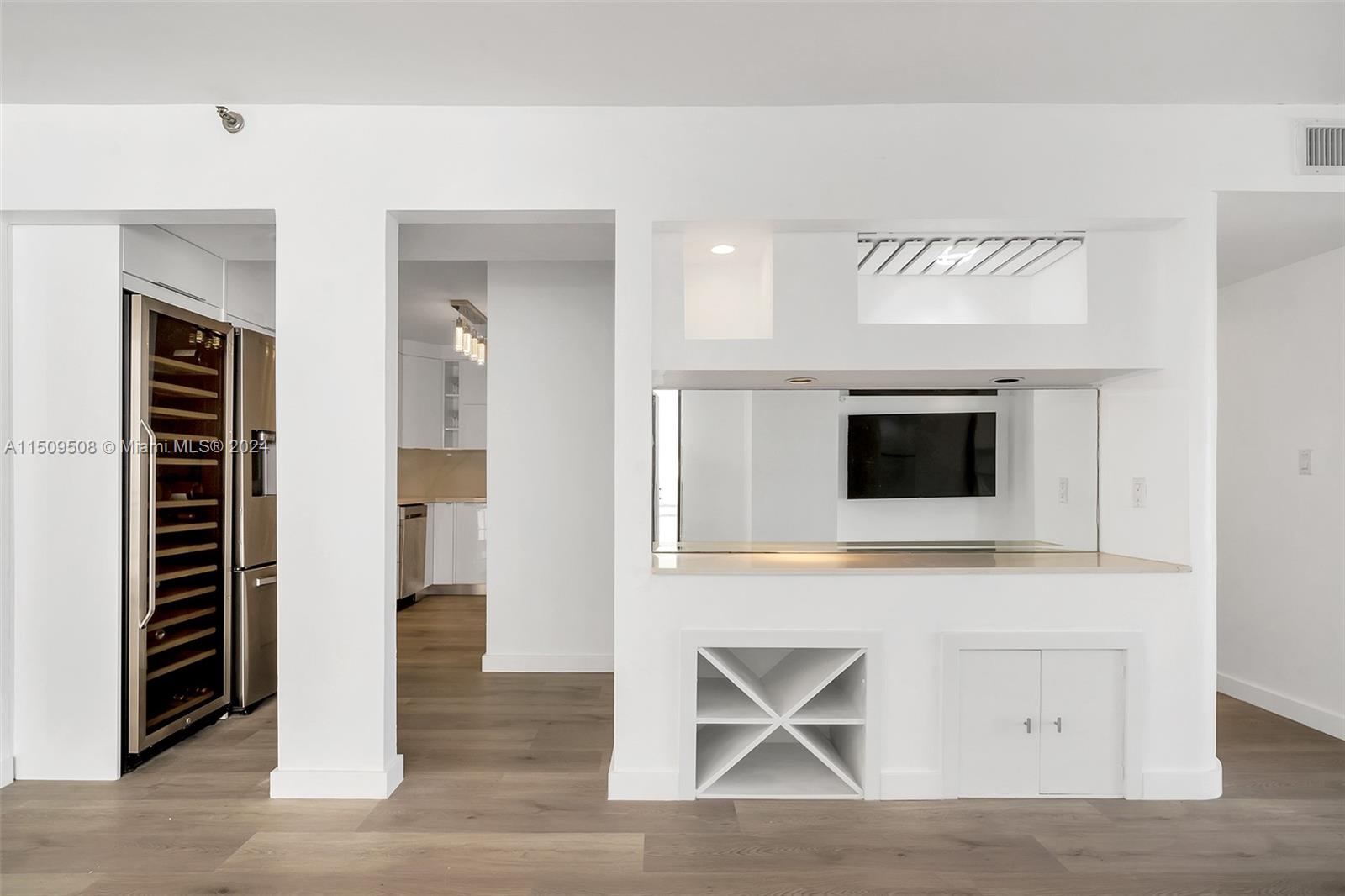 6061 Collins Ave 7A, Miami Beach, Florida 33140, 2 Bedrooms Bedrooms, ,2 BathroomsBathrooms,Residential,For Sale,6061 Collins Ave 7A,A11509508