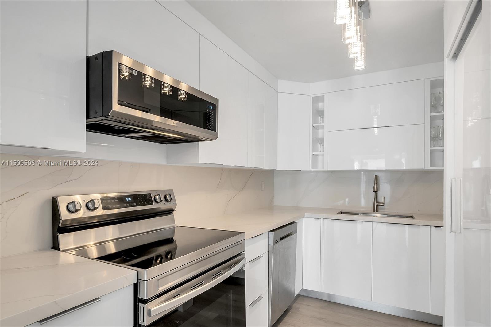 6061 Collins Ave 7A, Miami Beach, Florida 33140, 2 Bedrooms Bedrooms, ,2 BathroomsBathrooms,Residential,For Sale,6061 Collins Ave 7A,A11509508