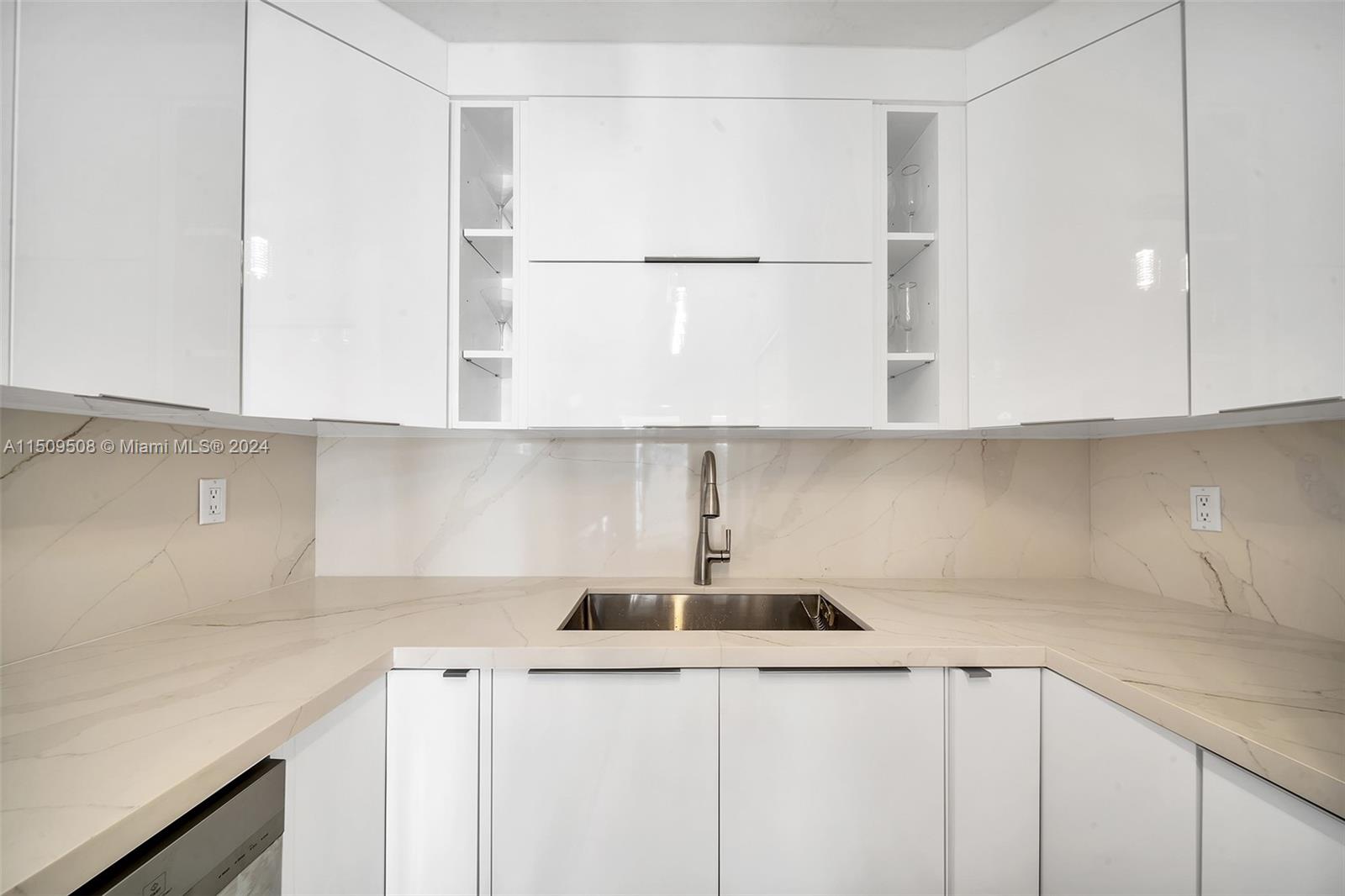 6061 Collins Ave 7A, Miami Beach, Florida 33140, 2 Bedrooms Bedrooms, ,2 BathroomsBathrooms,Residential,For Sale,6061 Collins Ave 7A,A11509508