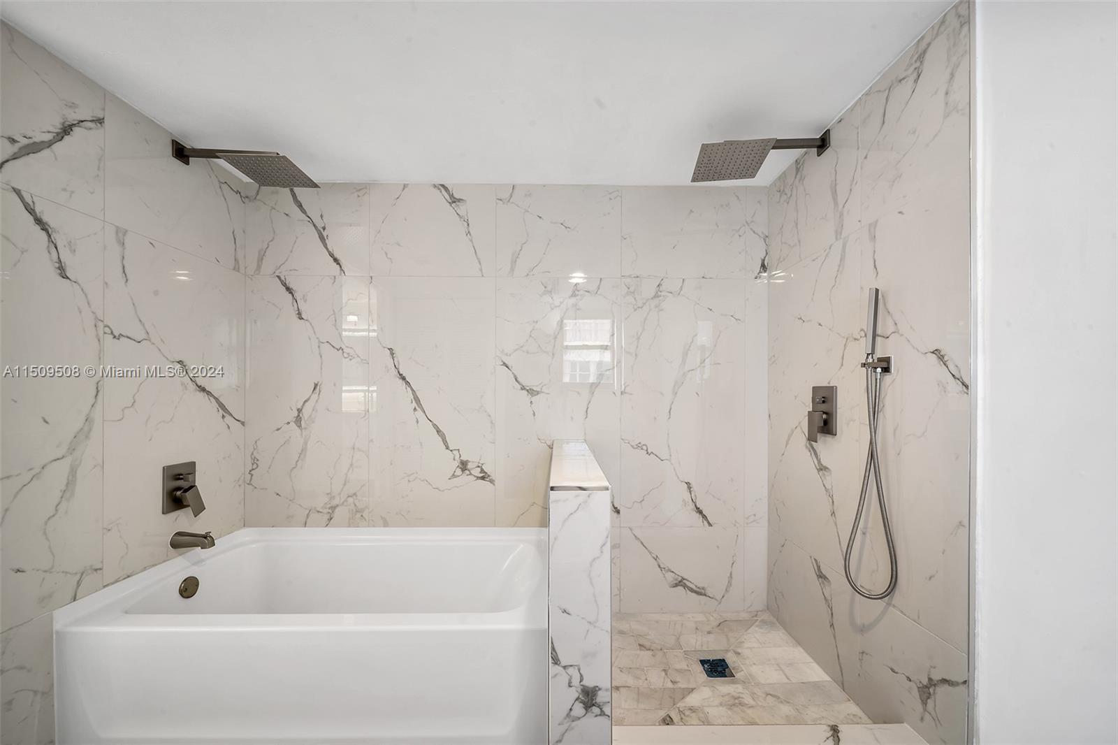 6061 Collins Ave 7A, Miami Beach, Florida 33140, 2 Bedrooms Bedrooms, ,2 BathroomsBathrooms,Residential,For Sale,6061 Collins Ave 7A,A11509508