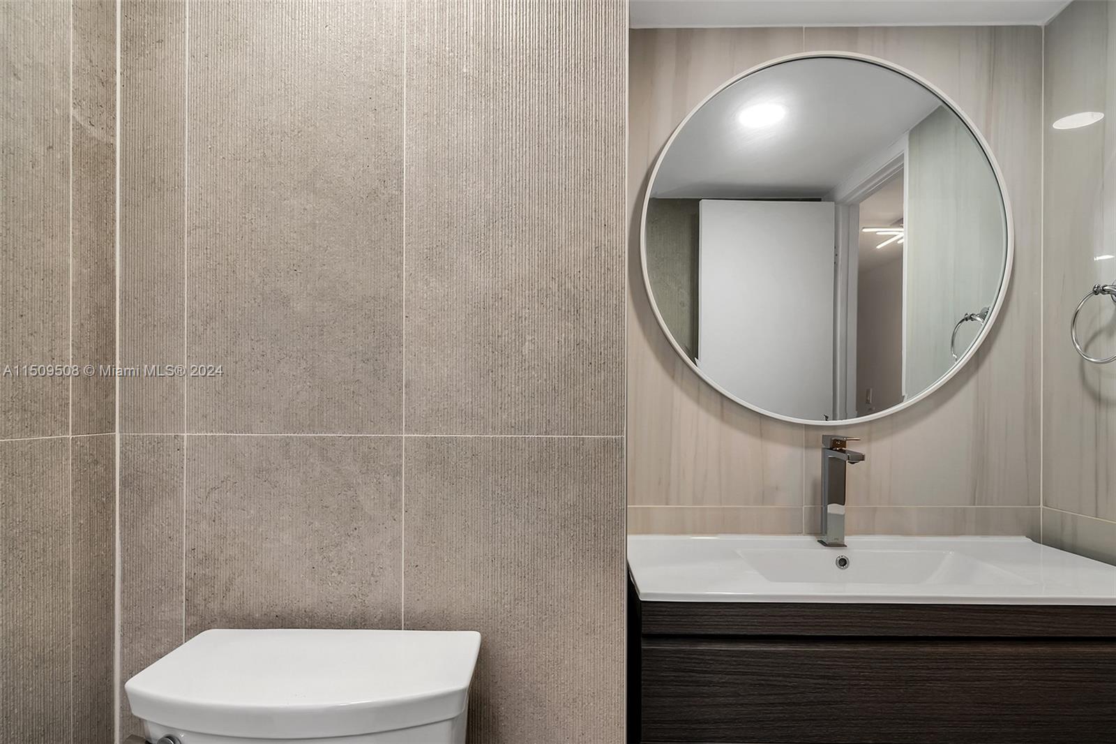 6061 Collins Ave 7A, Miami Beach, Florida 33140, 2 Bedrooms Bedrooms, ,2 BathroomsBathrooms,Residential,For Sale,6061 Collins Ave 7A,A11509508