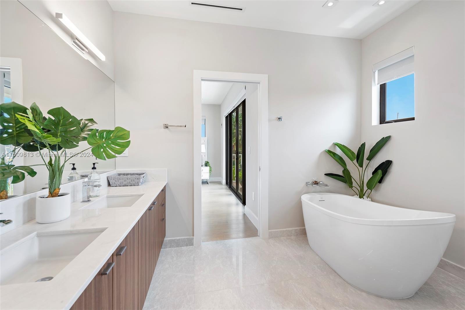 850 Washington St, Hollywood, FL, 33019 United States, 5 Bedrooms Bedrooms, ,5 BathroomsBathrooms,Residential,For Sale,Washington St,A11509813