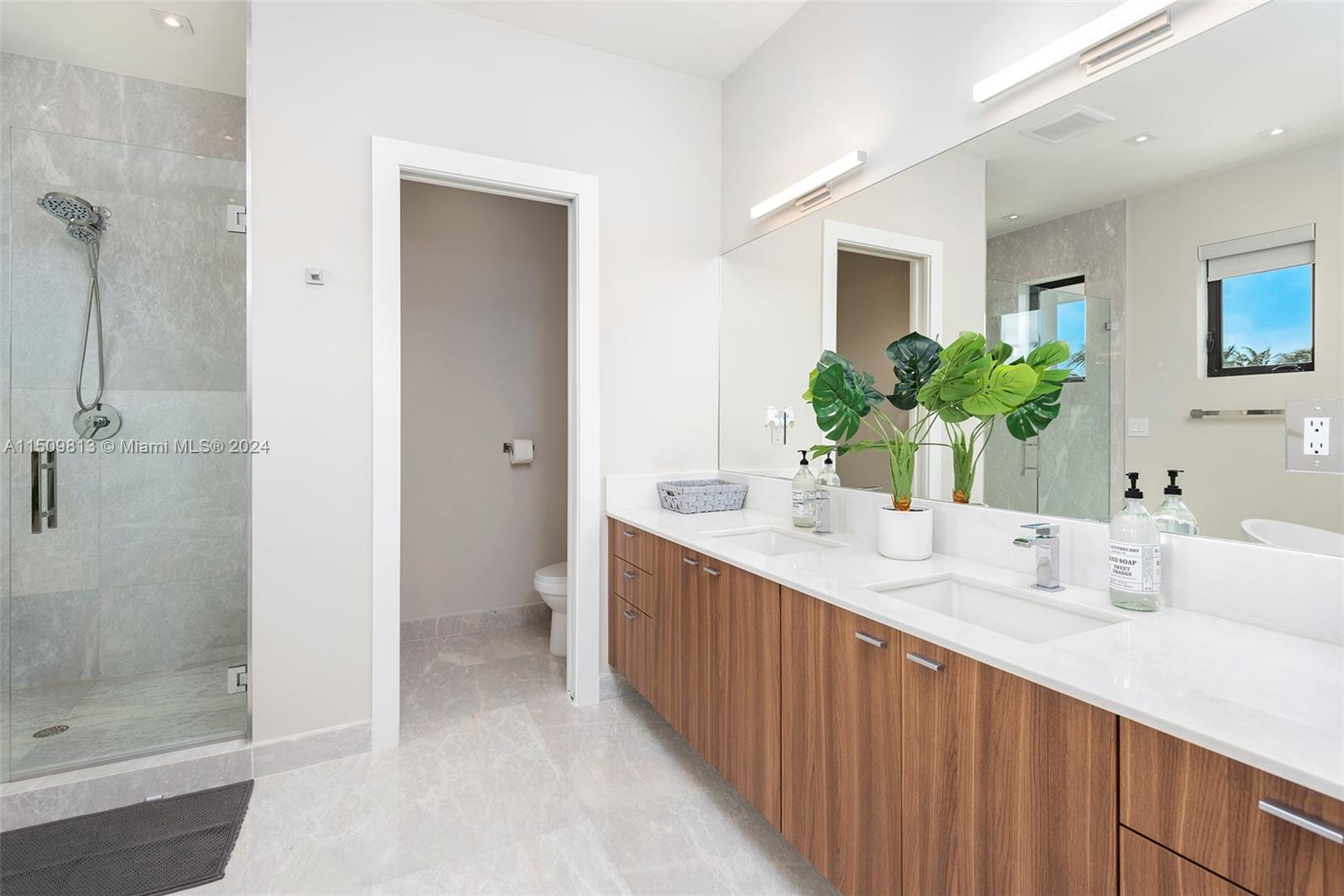 850 Washington St, Hollywood, FL, 33019 United States, 5 Bedrooms Bedrooms, ,5 BathroomsBathrooms,Residential,For Sale,Washington St,A11509813