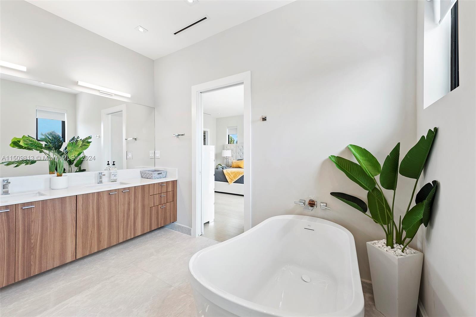 850 Washington St, Hollywood, FL, 33019 United States, 5 Bedrooms Bedrooms, ,5 BathroomsBathrooms,Residential,For Sale,Washington St,A11509813