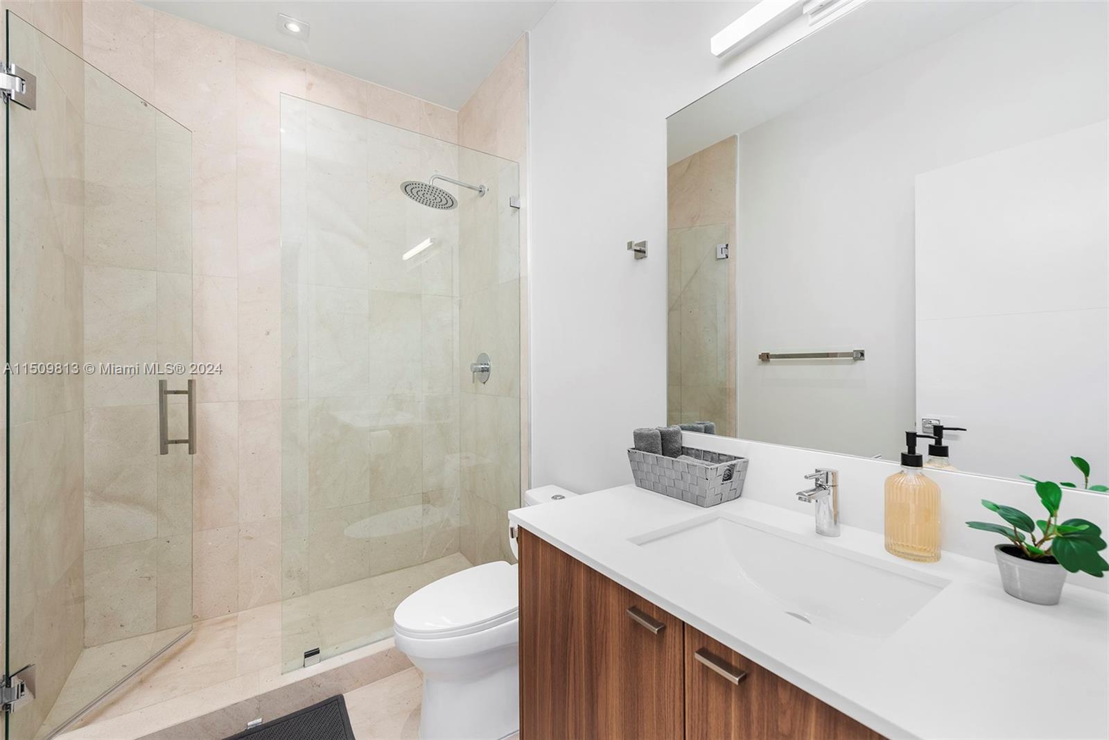 850 Washington St, Hollywood, FL, 33019 United States, 5 Bedrooms Bedrooms, ,5 BathroomsBathrooms,Residential,For Sale,Washington St,A11509813