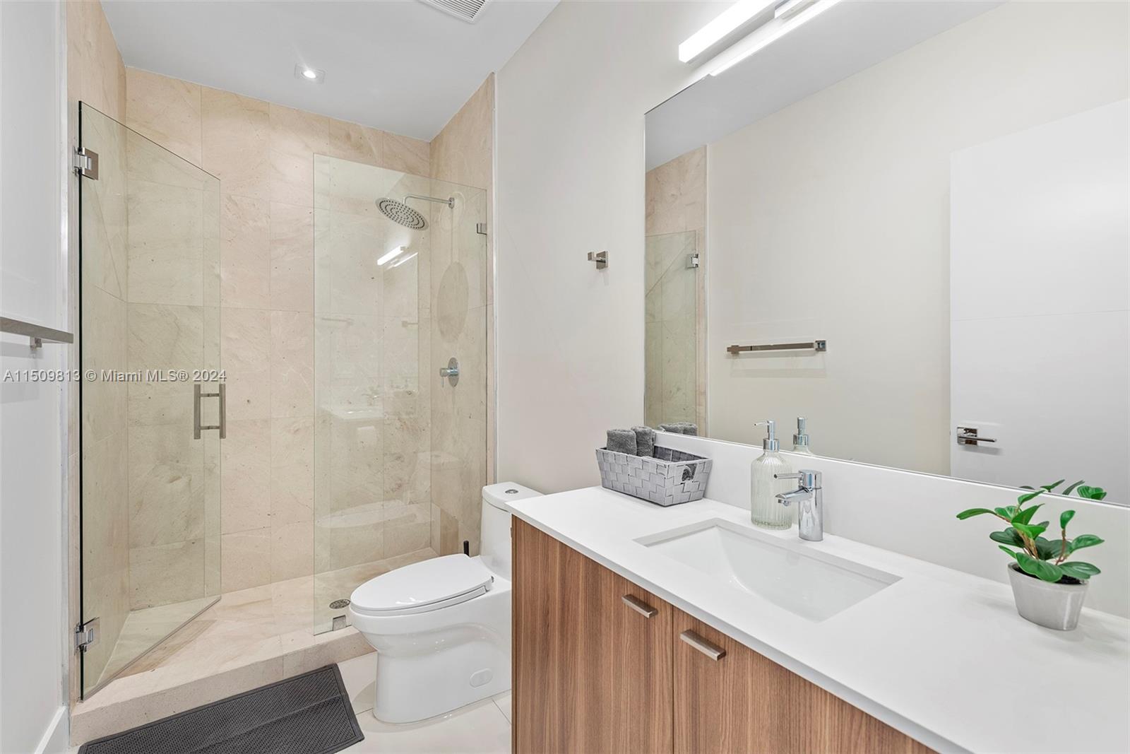 850 Washington St, Hollywood, FL, 33019 United States, 5 Bedrooms Bedrooms, ,5 BathroomsBathrooms,Residential,For Sale,Washington St,A11509813