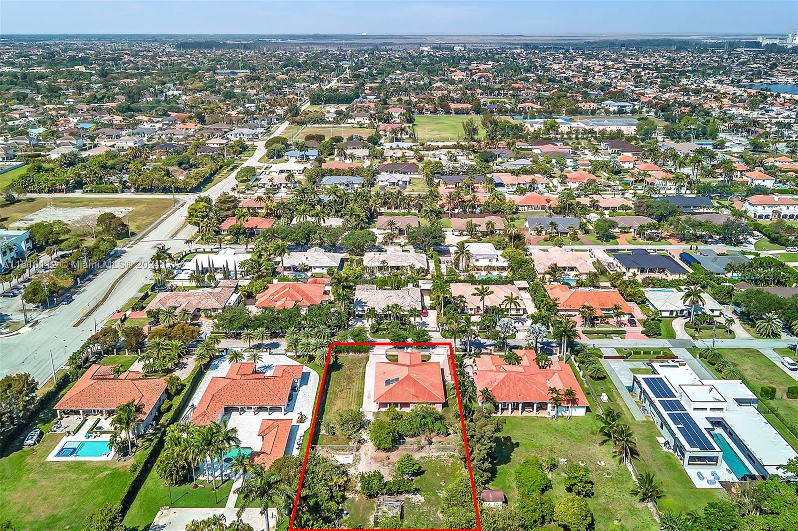 Centrally located, Easy access to Highways, Miami Airport, Universities, Shopping and more!